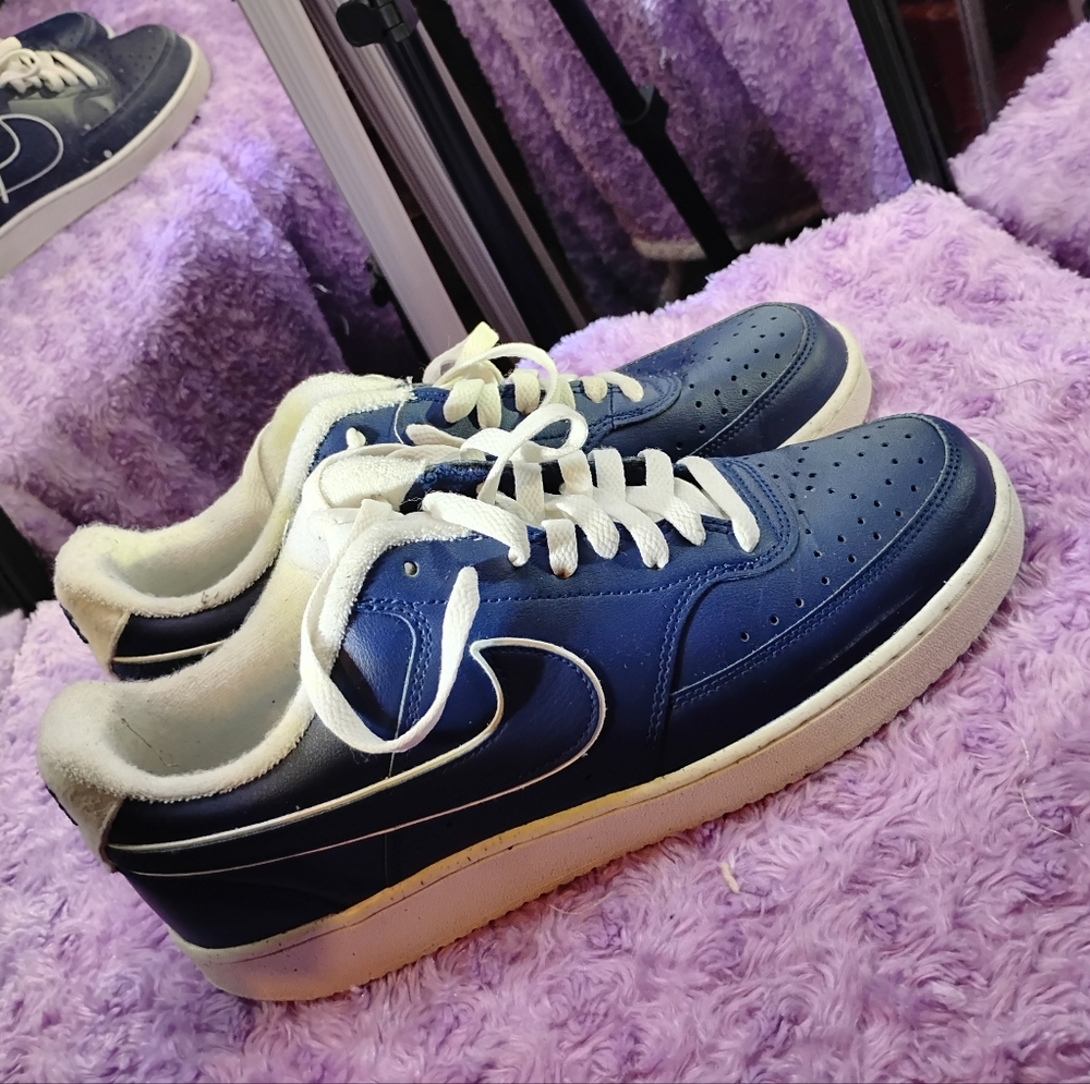 Men size 9.5 navy blue and white Nike sneakers white fur inside